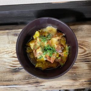 Пательня з картоплею та тушкованим м’ясом