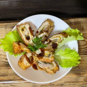 Крученики з куркою та грибами в сирі