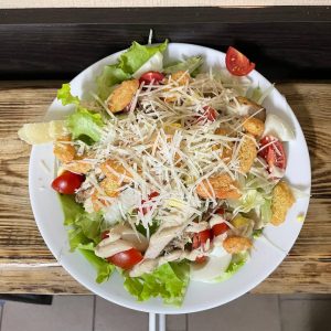 Салат Цезар з куркою та сиром класик
