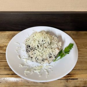 Салат Леоравський з куркою та грибами