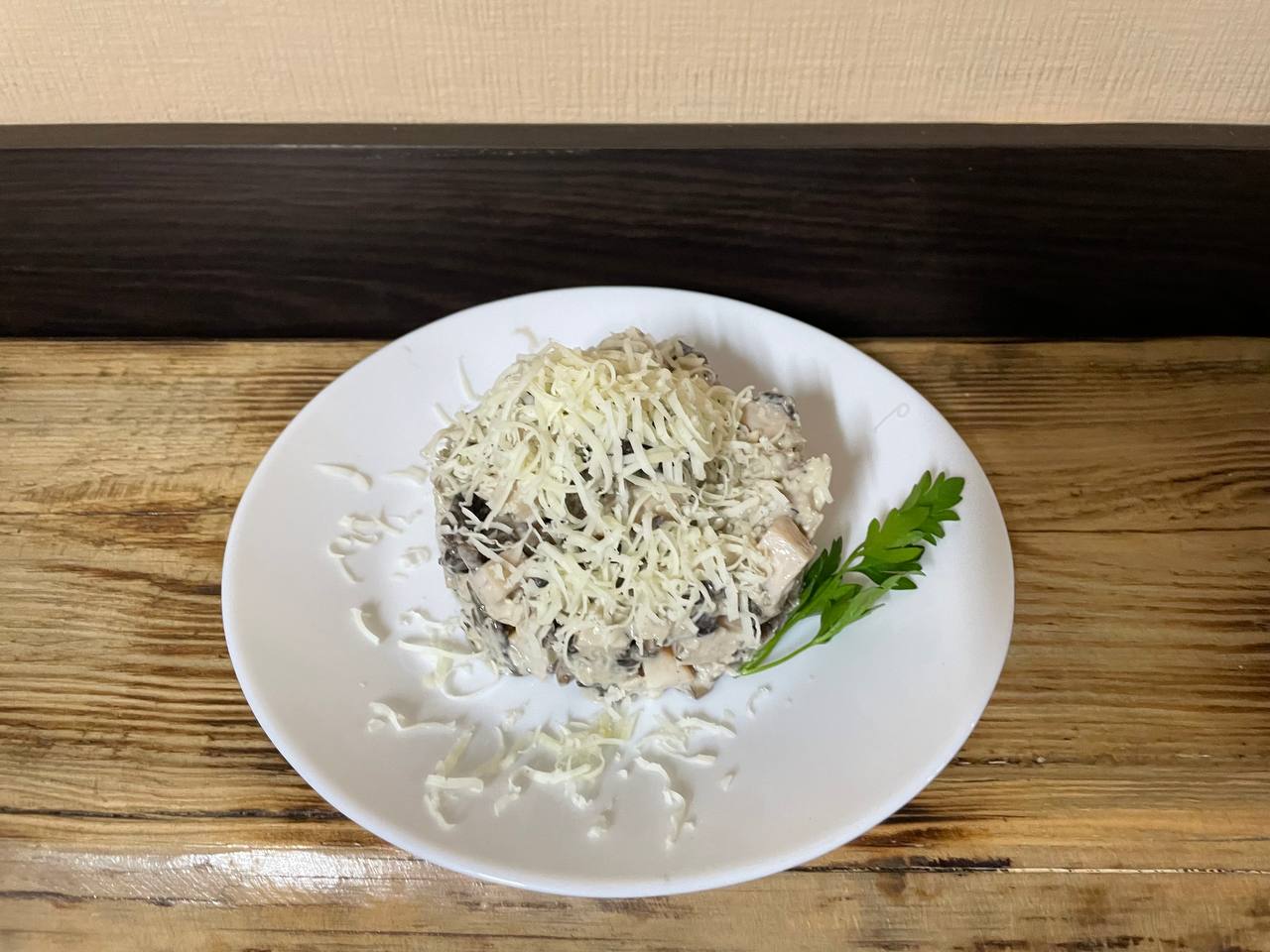 Салат Леоравський з куркою та грибами