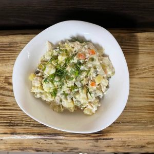Салат Олів’є з куркою та овочами класик