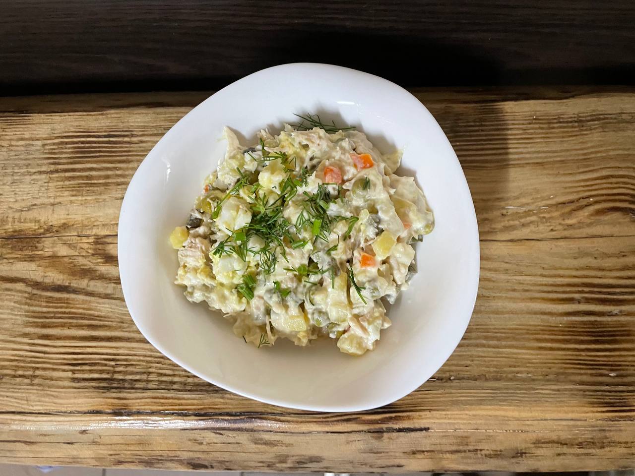 Салат Олів’є з куркою та овочами класик