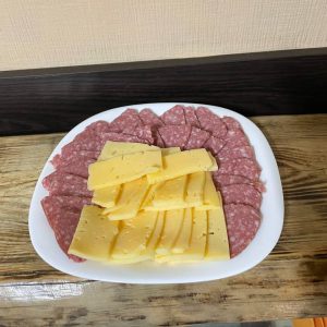М’ясна та сирна нарізка з трьох видів
