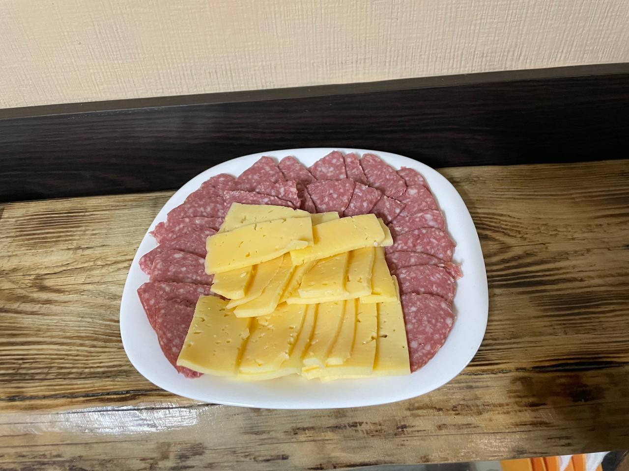 М’ясна та сирна нарізка з трьох видів